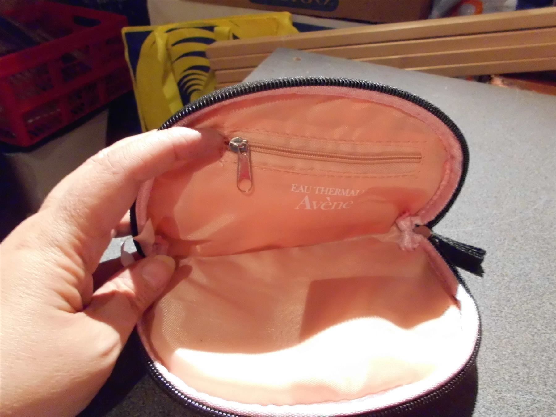 Kosmetikkoffer: Täschchen rosa/schwarze Spitzen, Avéne – Gebraucht aus Zürich von Motzkuh 1
