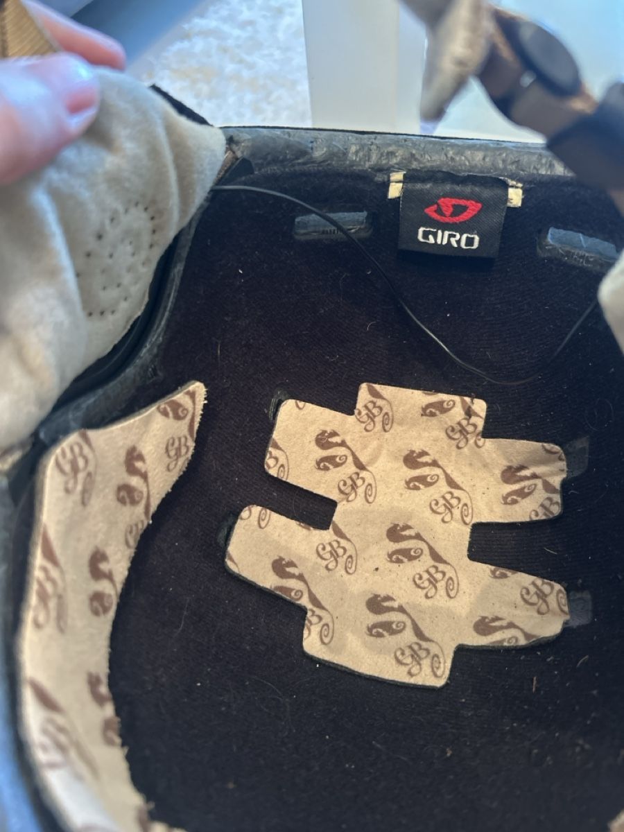 Caschi: Casque de ski Giro beige avec système audio intégré – Usato da Zürich venduto da chess_not_checkers 2