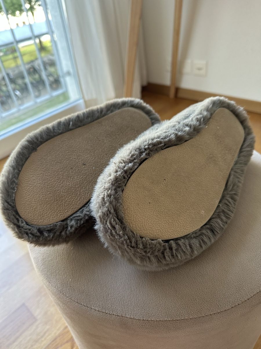 H&M Scarpe da donna: Flauschige Hausschuhe – Usato da Olten venduto da sar_zs6d 1