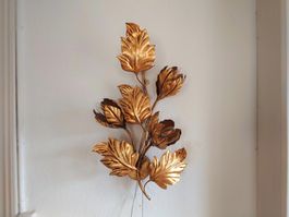 Original Wandlampe mit Blätter-Sujet, vergoldet