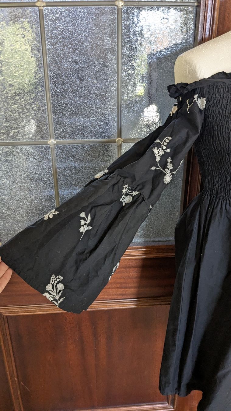 Kleider: Kleid mit bestickten Ärmel M – Gebraucht aus Emmenbrücke von dragonfly_8 2