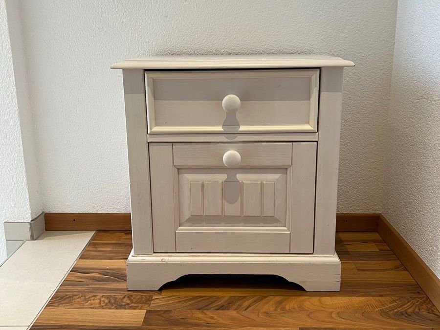 Pfister Nachttische: Nachttisch / Table de chevet – Gebraucht aus La Neuveville von Violette_d