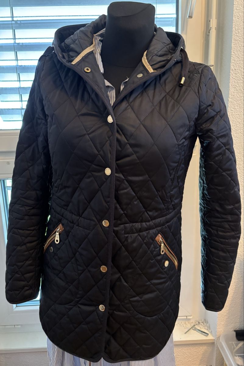 Massimo Dutti Jacken: Massimo Dutti Women's Quilted Jacket S/36 – Gebraucht aus Windisch von bymarikaa