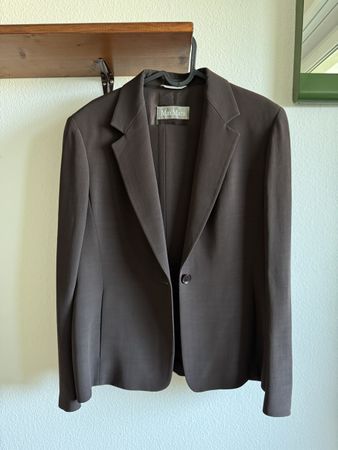 Max Mara suit (blazer + trousers) – size 40