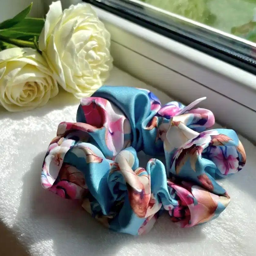 Accessori per capelli: Seide Floral Scrunchie - Handgemachtes Seide Haargummi -Neu! – Nuovo e nell'imballaggio originale da Vals venduto da ABA-Atelier