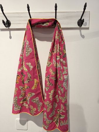 Seidenschal Fabric Frontline Zürich pink Schmetterling