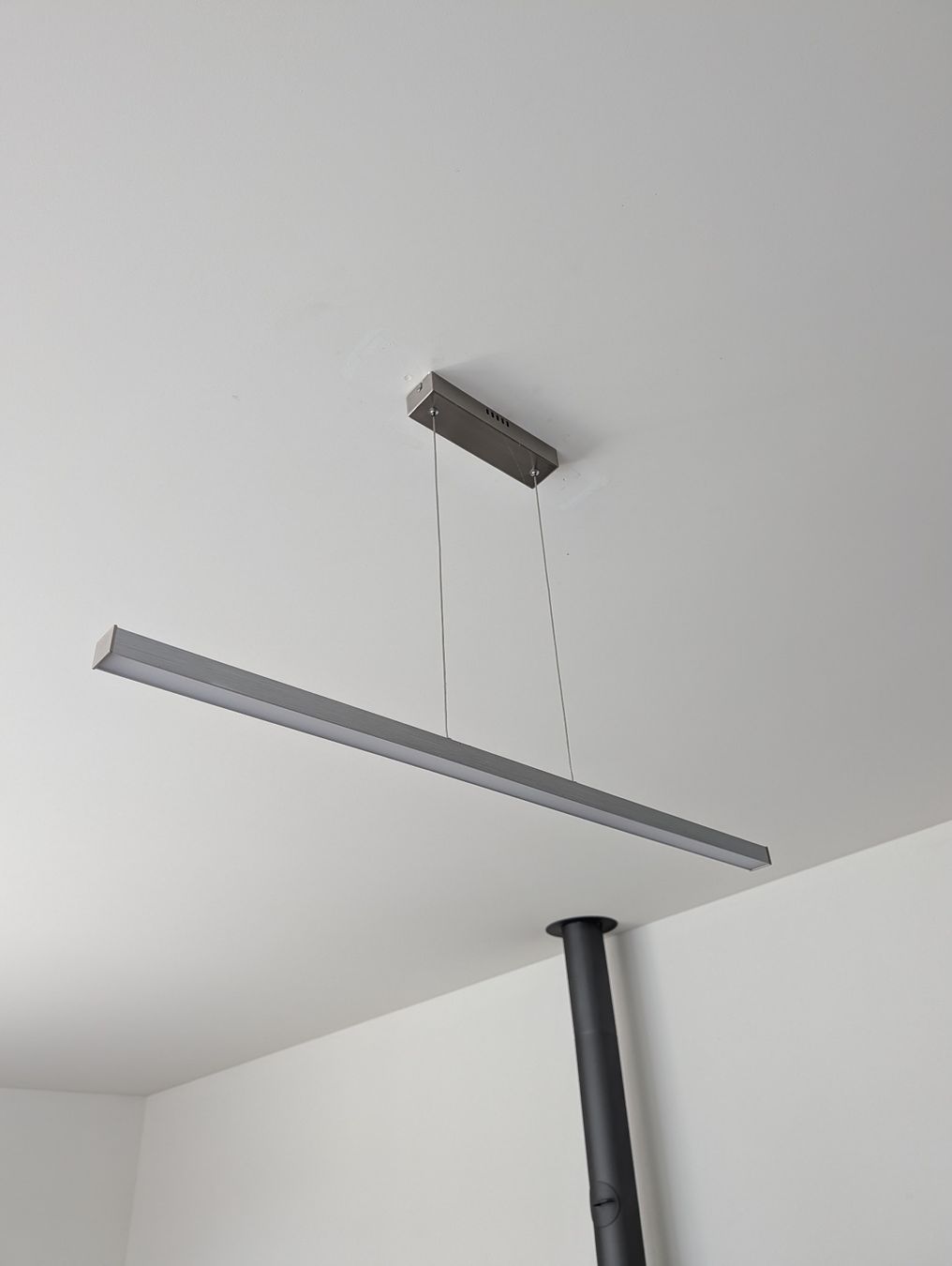 Mömax Lustres & lampes de plafonds: Hängeleuchte modern Aluminium schmal neuwertig – D'occasion à Dübendorf par lazitown
