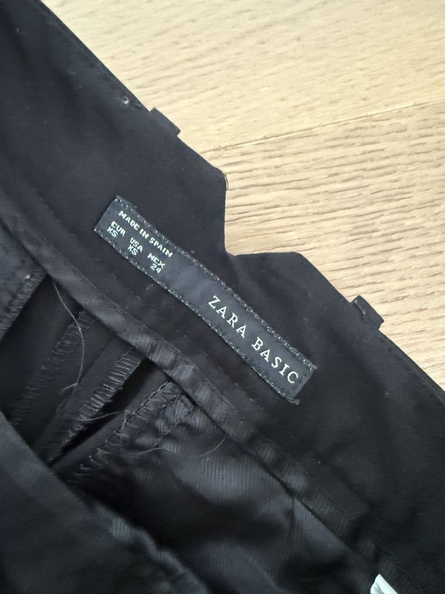 Zara Pantaloni: Schwarze Zara Basic Shorts, Grösse XS – Usato da Richterswil venduto da KAYLEIGH_77 2
