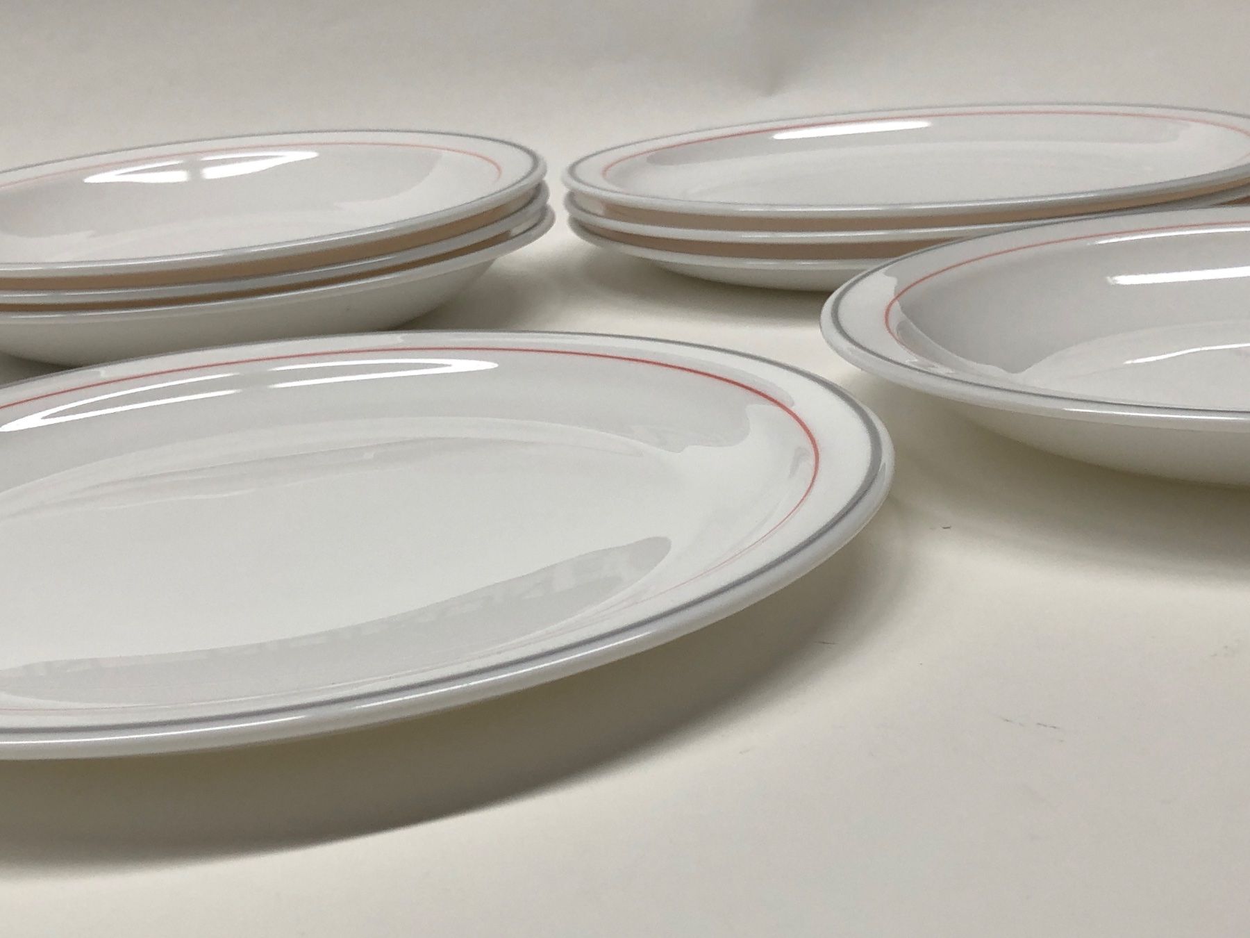 Geschirrsets: Teller Set 8-teilig - Arcopal - weiss mit Farbrand – Neu (gemäss Beschreibung) aus Bergdietikon von Garak 1