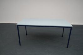 Tisch mit dunkelblauen Metallbeinen