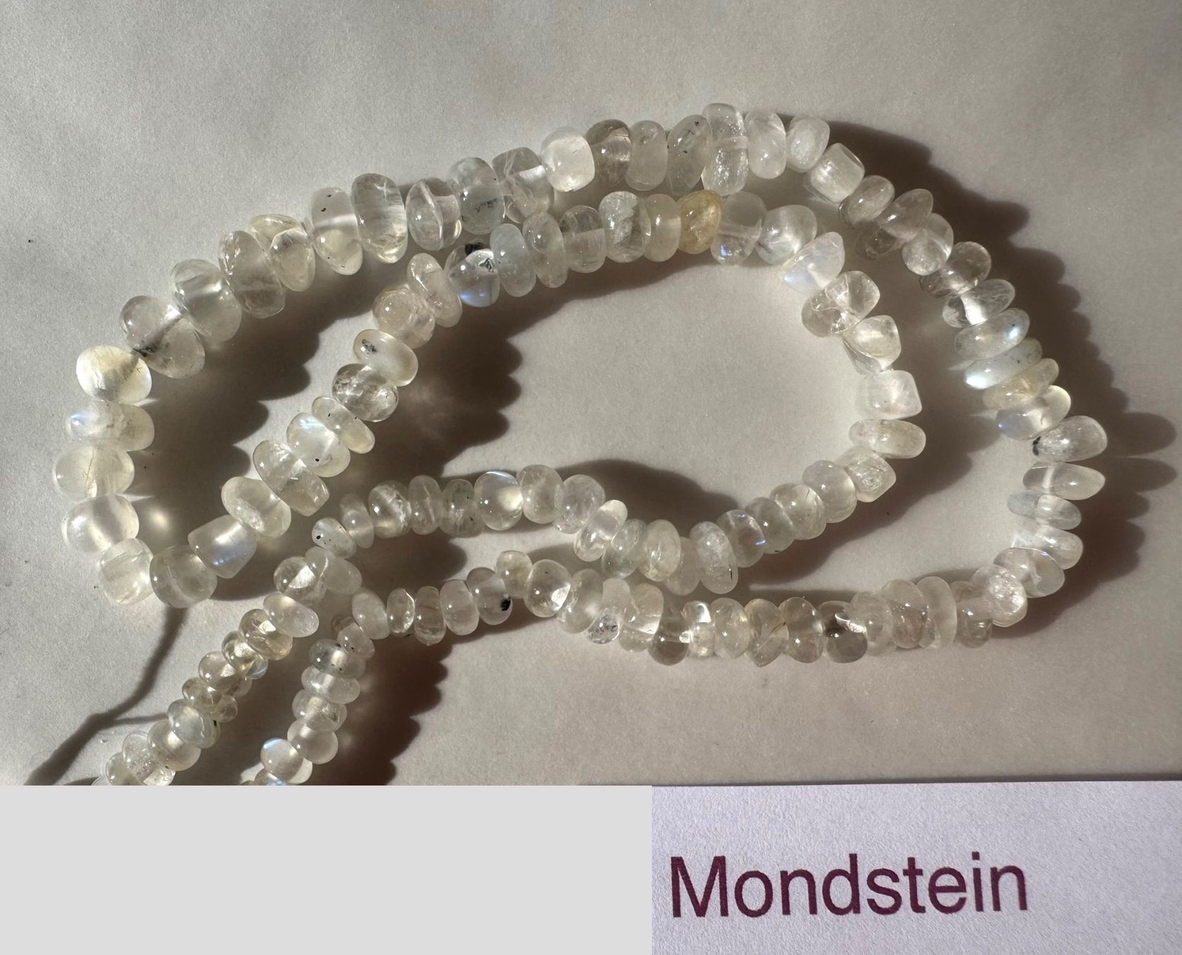 Ketten: exclusiver Mondstein wunderschön,   Strang  wild + mit Feuer – Neu und originalverpackt aus Leuggern von gemshow 2