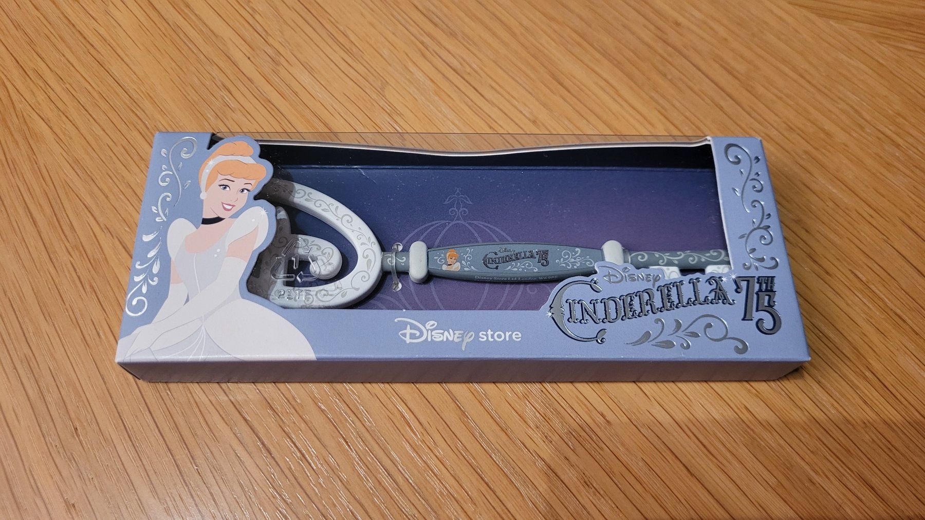 Disney Giocattoli: Cinderella Schlüssel Disney Store 75th – Nuovo e nell'imballaggio originale da Unterägeri venduto da Kowi1