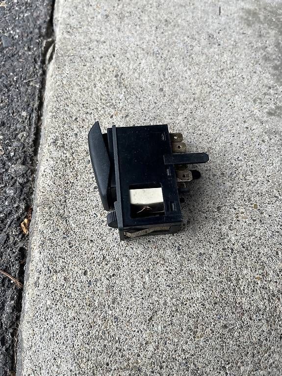 Volkswagen Tutti pezzi di ricambio auto: Vw Golf 2 Lichtschalter – Usato da Lichtensteig venduto da Daniel_212884 1