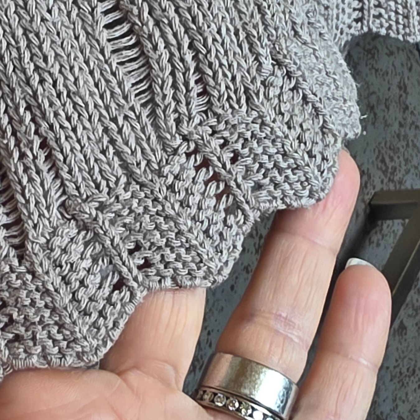 Top: 🐸 TOP / STRICKTOP TAUPE S - M OBERTEIL KURZARM PULLOVER – Usato da Môtier (Vully) venduto da Frogs 1