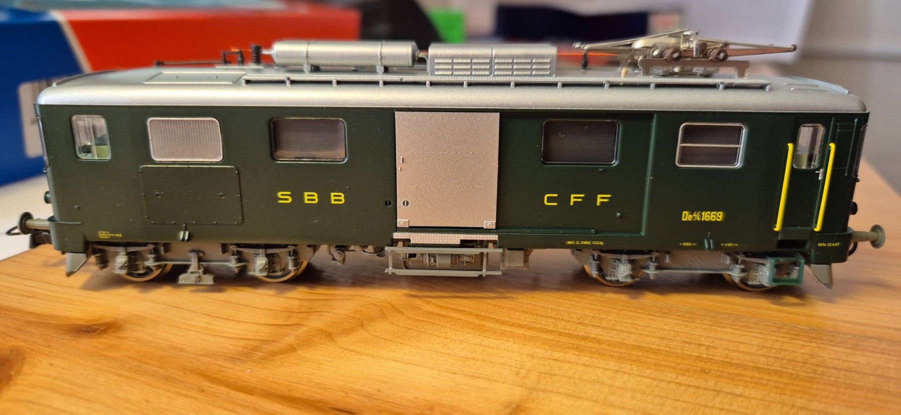 Roco Modelleisenbahnen: ROCO 63537 - SBB-CFF De 4/4 1669 - H0 digital DCC – Gebraucht aus St-Léonard von thipif 1