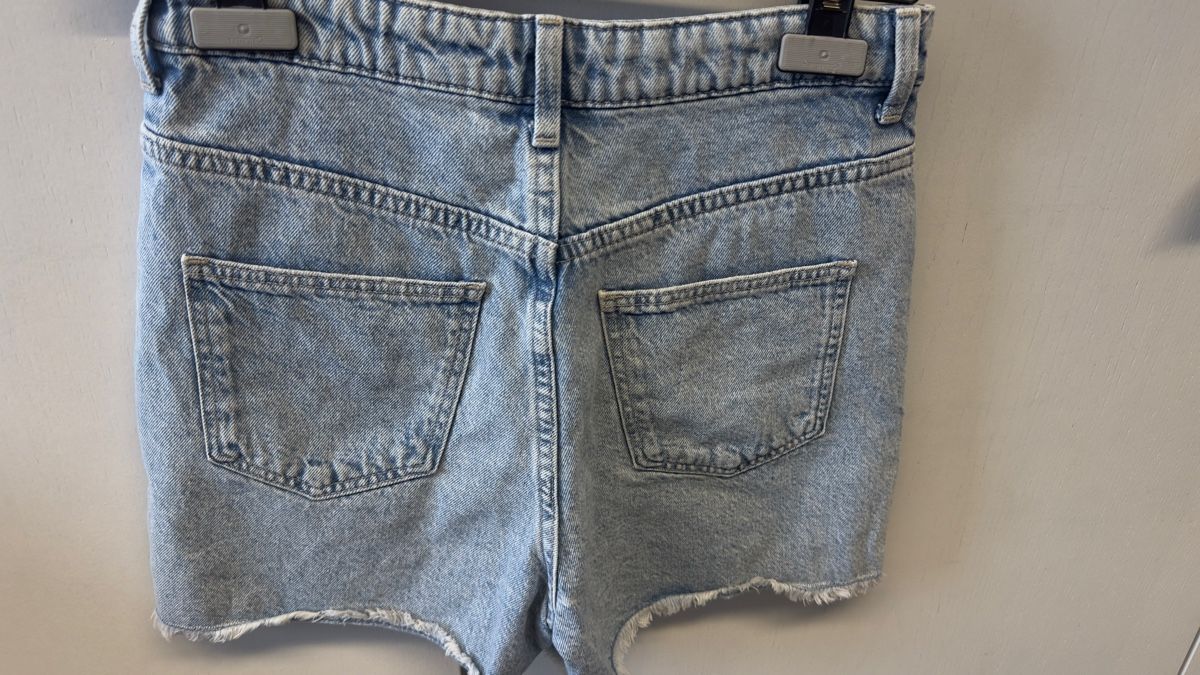 H&M Hosen: Coole Jeansshorts mit Blumenmuster, Grösse 164 – Gebraucht aus Einsiedeln von svandan 2