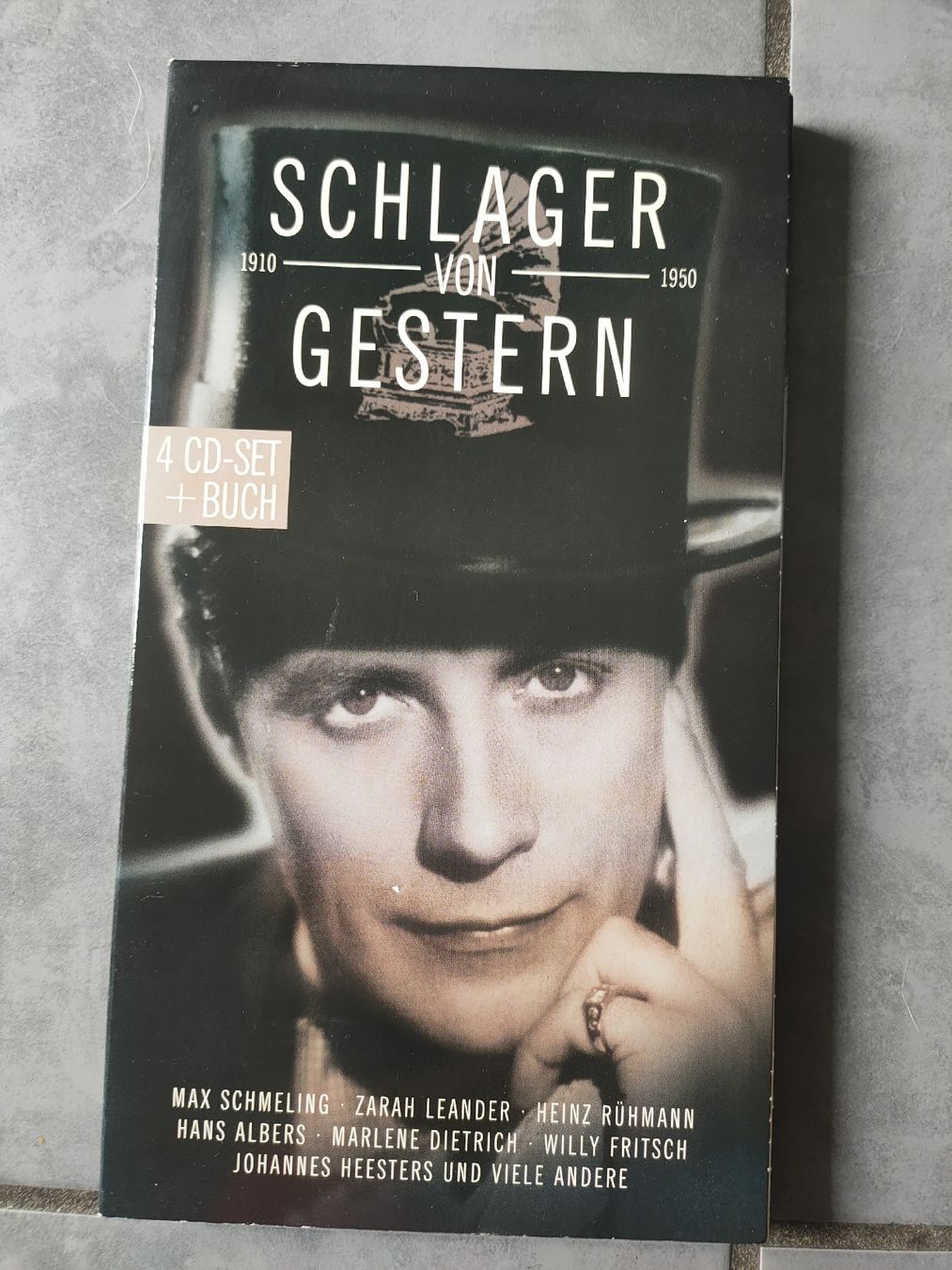 CDs: Schlager von Gestern 4CD+Buch Set Hits 1910-1950 – Gebraucht aus Basel von KongoOtto