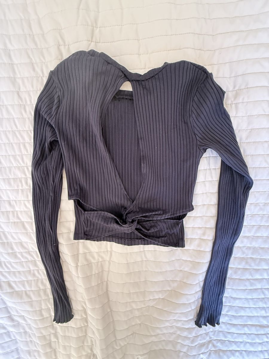 Bershka Top: Crop top noir Bershka – Usato da Le Grand-Saconnex venduto da annaharutyun 1