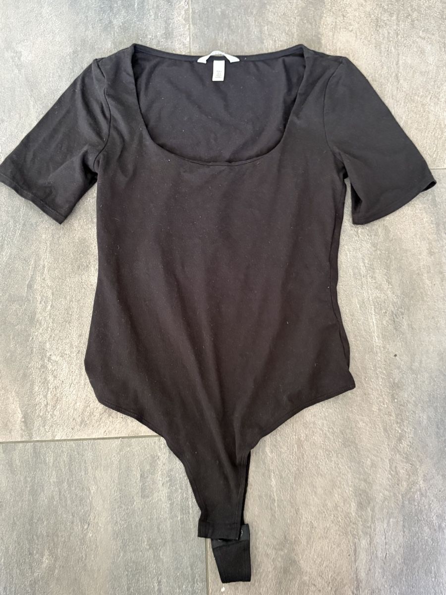 H&M T-shirts: 2 H&M Oberteile, Grösse S – D'occasion à Wängi par rose259 2