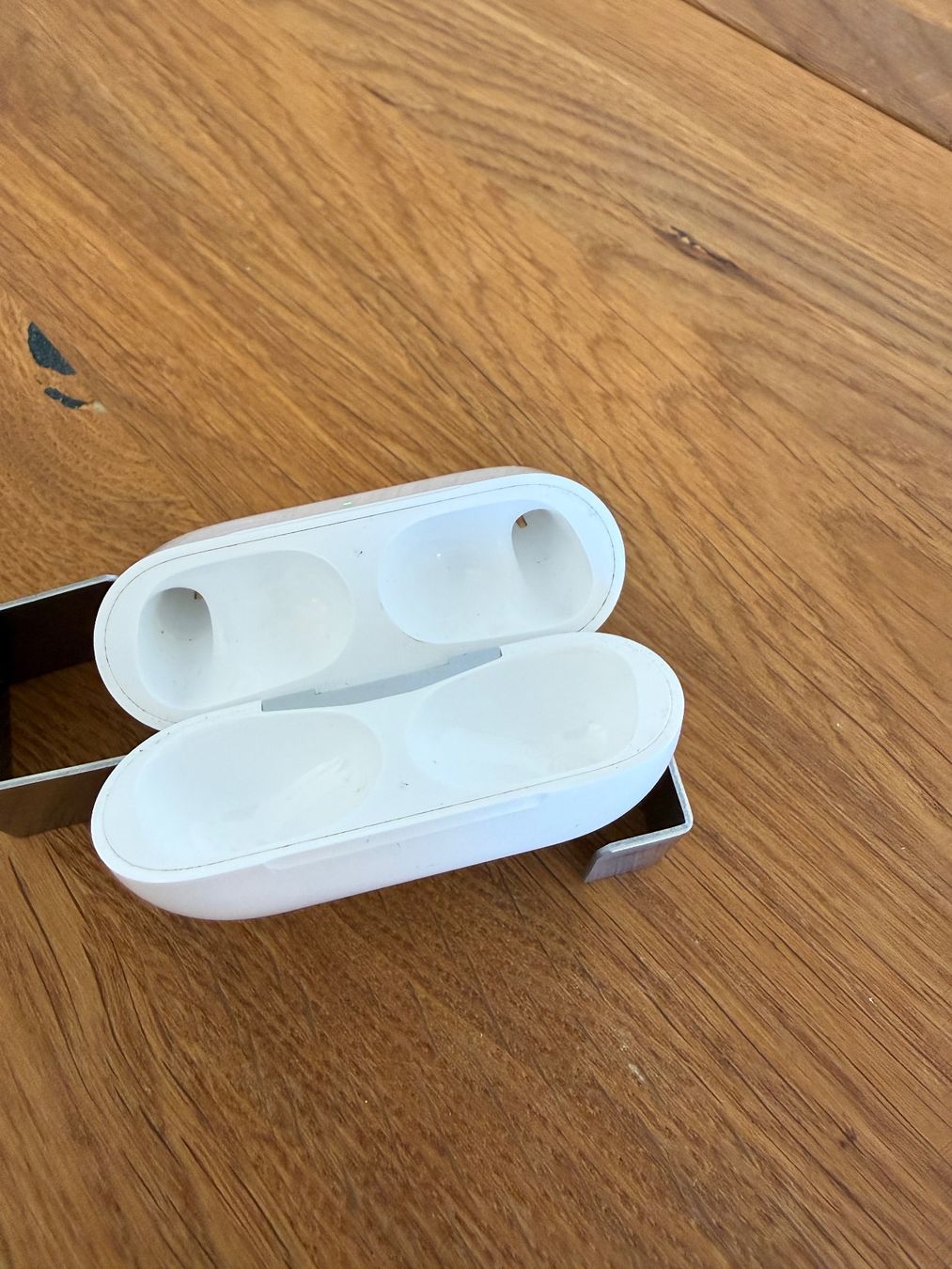 Apple Cuffie: APPLE AirPods Pro 2 Charging Case – Usato da Lausanne venduto da Nine1982 2