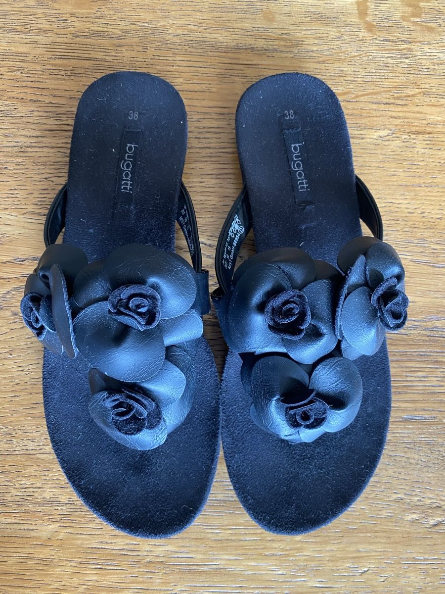Bugatti Scarpe da donna: Bugatti Black Flower Flip Flops, Size 38, Summer Shoes – Usato da Nendeln venduto da PrincessLeeza