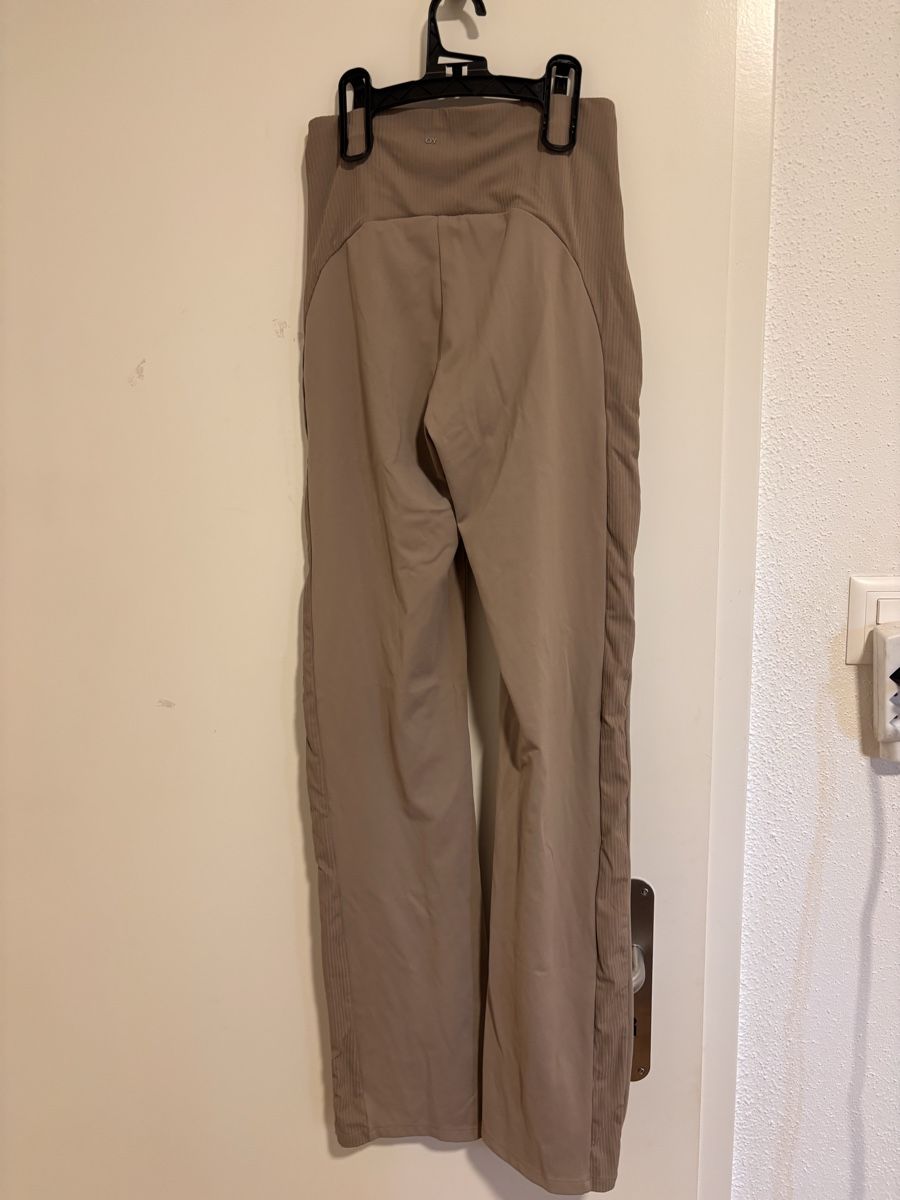 Oysho Leggings: Oysho Flared Beige Leggings Size 40 – Nuovo (secondo la descrizione) da Biel/Bienne venduto da chauthu1 1