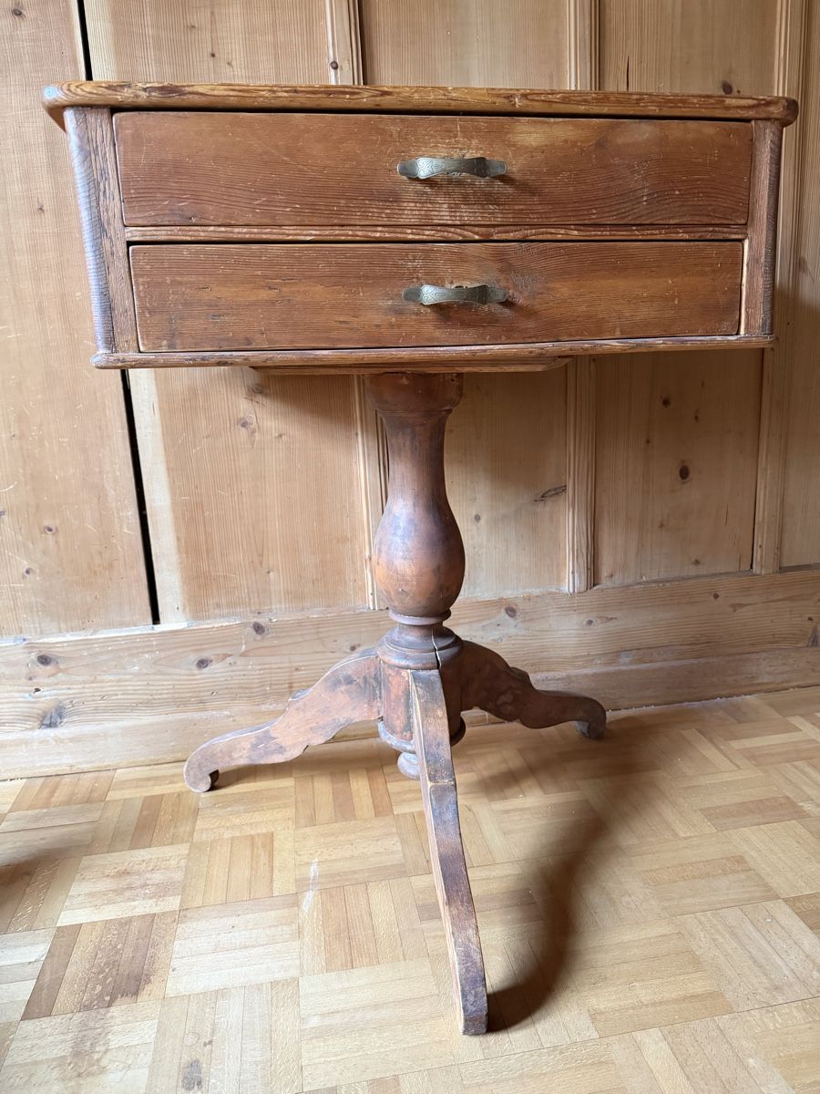 Cassettiere: Antikes Beistelltischchen / Kommode, 2 Schubladen, original – Usato da Rickenbach ZH venduto da simms