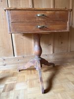 Antikes Beistelltischchen / Kommode, 2 Schubladen, original