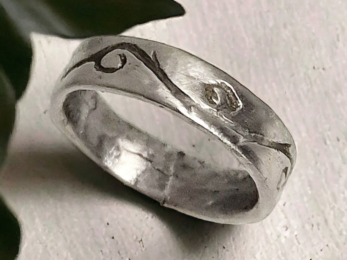 Anelli: Handgefertigter Ring aus Stahl, Gr. 58.5 – Nuovo e nell'imballaggio originale da Aarau venduto da Schmuckhoehle_MD 2