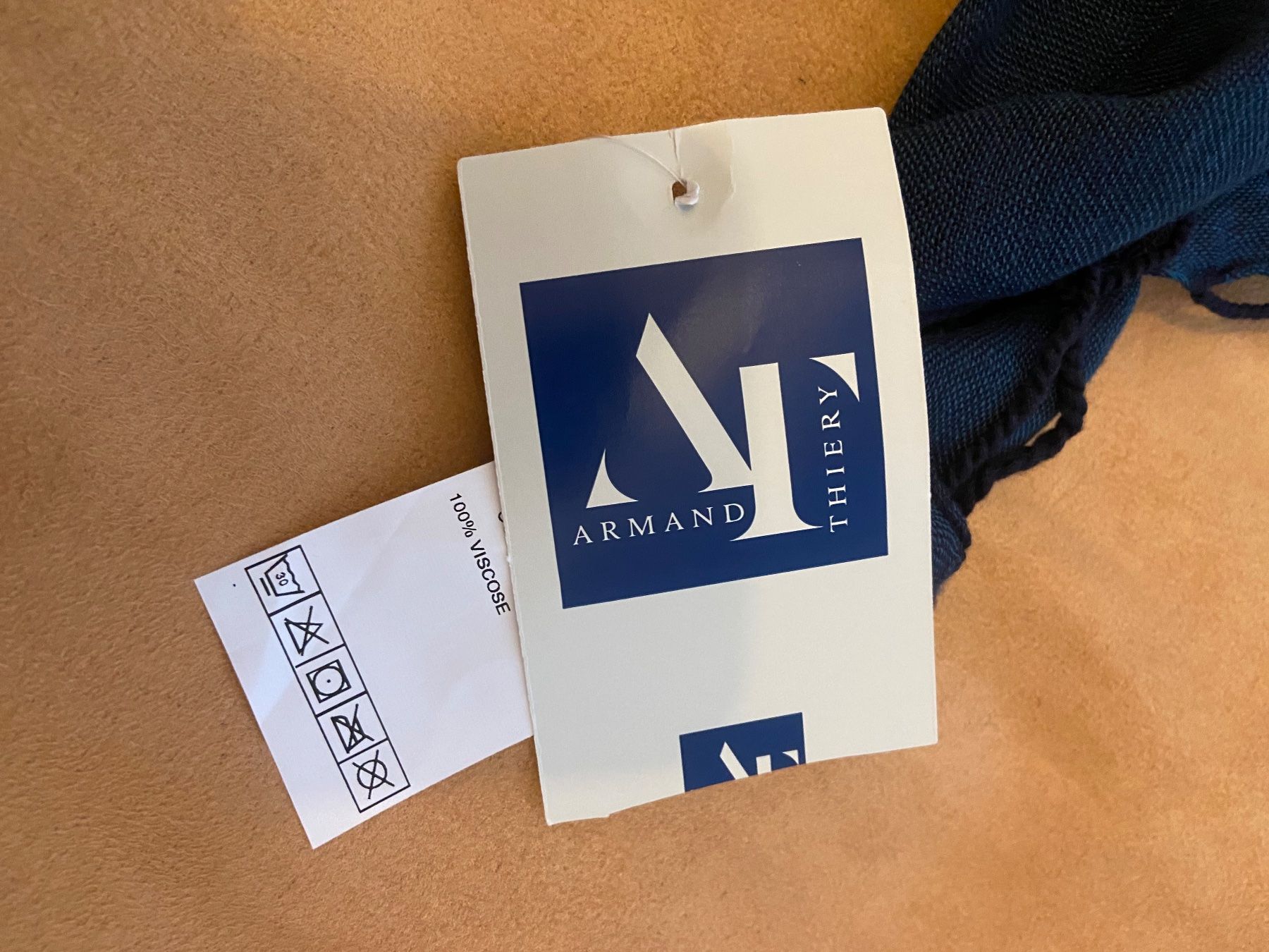 Foulard & Sciarpe: Écharpe Armand Thiery – Nuovo e nell'imballaggio originale da Les Breuleux venduto da Ljldm01 4
