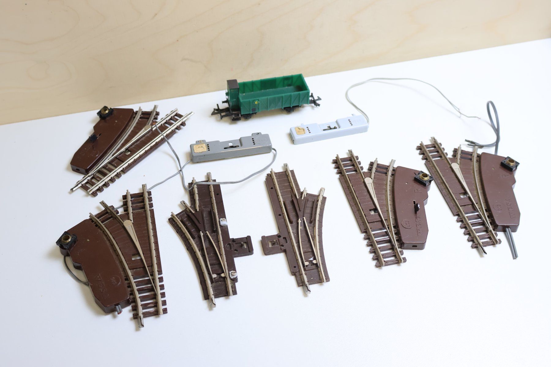 Wesa Modellini di ferrovie: WESA 6 x Weichen + Güterwagen + Kabel - Modellbahn – Usato da Winterthur venduto da Monstera 4