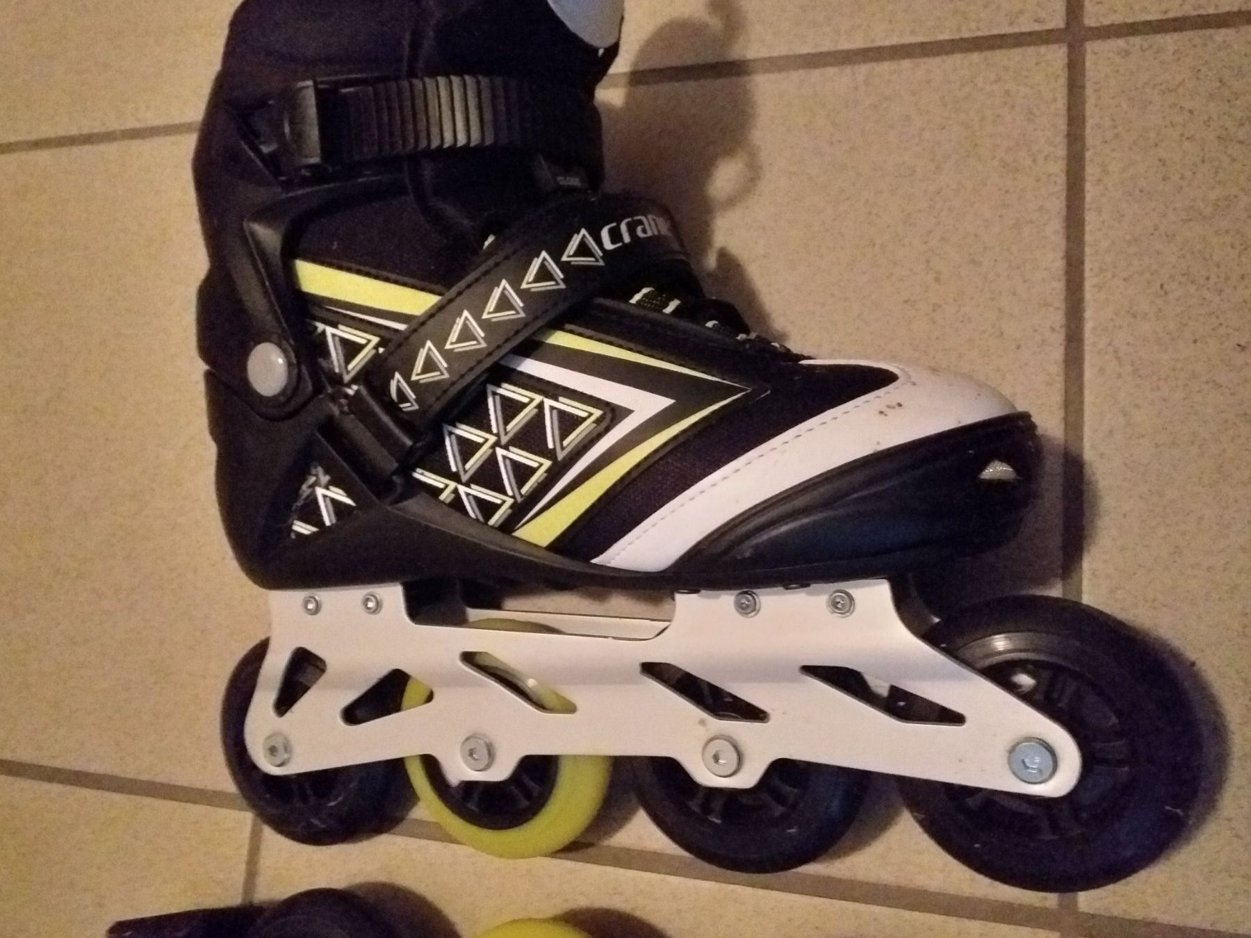 Pattini in linea & Pattini a rotelle: Pattini in linea/Inlineskates/Rollers en ligne – Usato da Vezia venduto da Spartaca 1