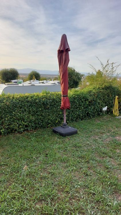Ombrelloni: Grosser Sonnenschirm mit Sockel – Usato da Aesch BL venduto da EasyPeasy_AeschBL 1