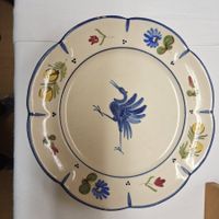 Versand möglich. Handbemalter Fayence-Teller, Vogelmotiv
