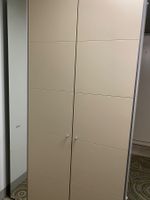 Zwei Kleiderschränke beige mit Auszug und Spiegel