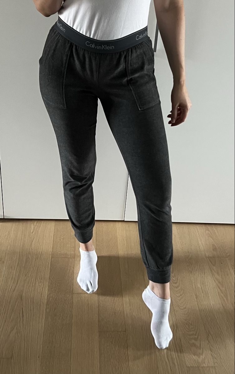 Calvin Klein Pantalons: Calvin Klein Jogginghose Damen Gr. S Grau Trainer – D'occasion à Staad SG par Chirrari