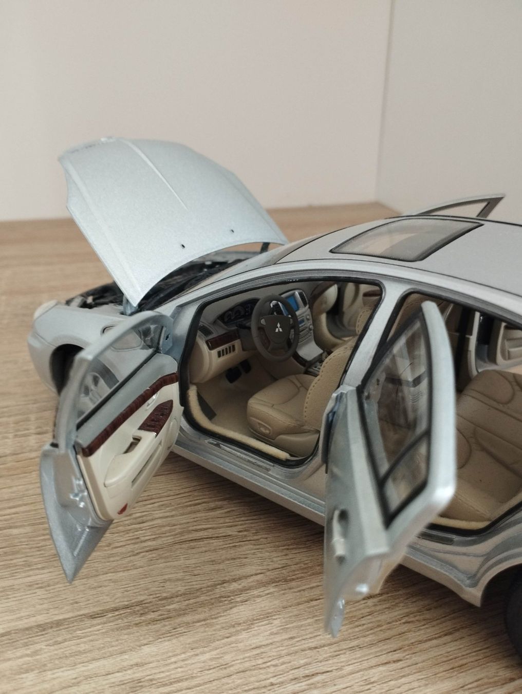 Mitsubishi Modellini d'auto: Mitsubishi Galant - full openings – Usato da Chur venduto da oriori 1