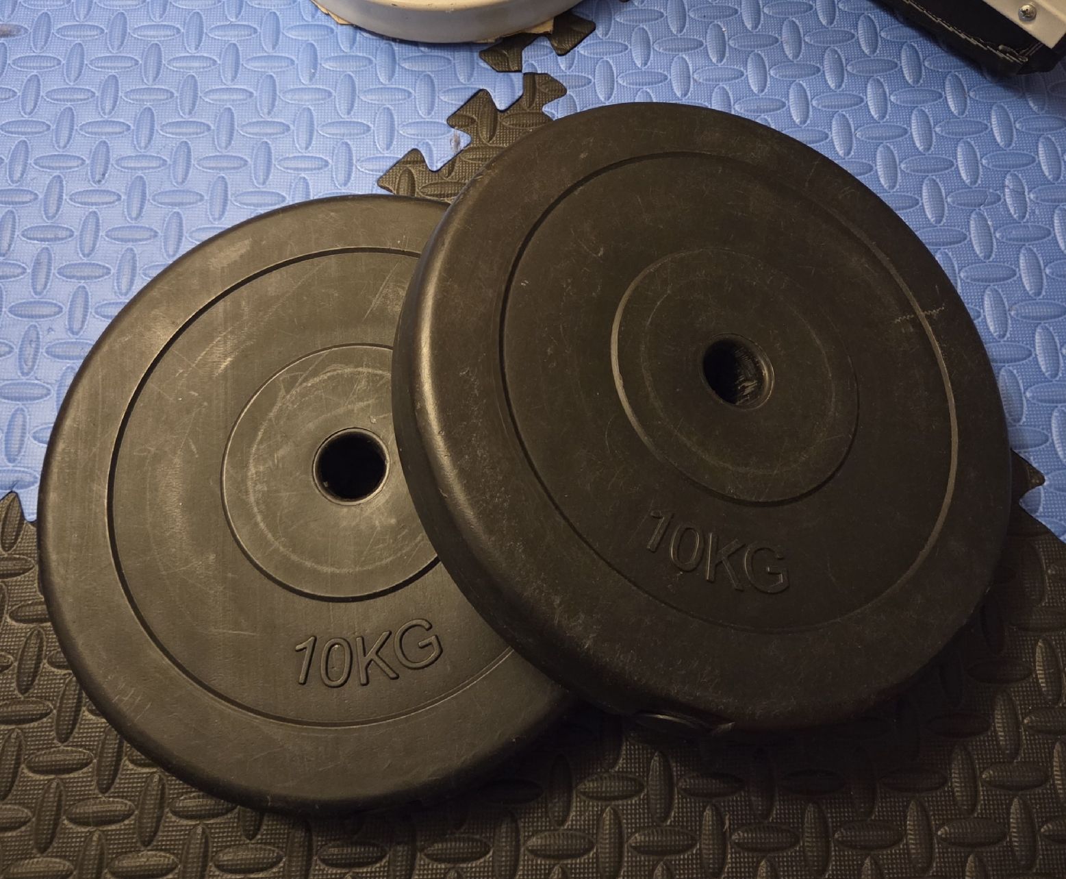 Manubri & Pesi: 2 × 10Kg Hantelscheiben – Usato da Pfäffikon ZH venduto da Nana114
