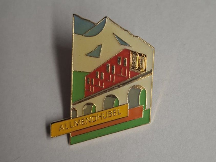 Placchette & Badge: Pin Allemendhubel  - Box 49 – Usato da Köniz venduto da Pinscollect