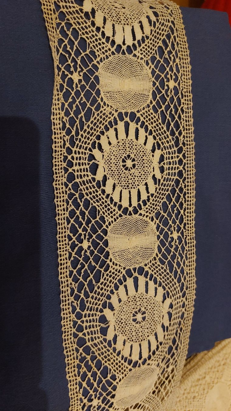 Nastri decorativi: Wunderschönes altes Spitzenband, Vintage, Handarbeit – Usato da Niedergösgen venduto da Bertiana