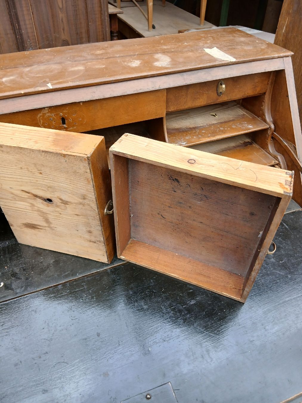 Schreibtische: BUREAU TRÈS ANCIEN DU XVII CYCLE – Gebraucht aus Neuchatel von NNeuchatel 5
