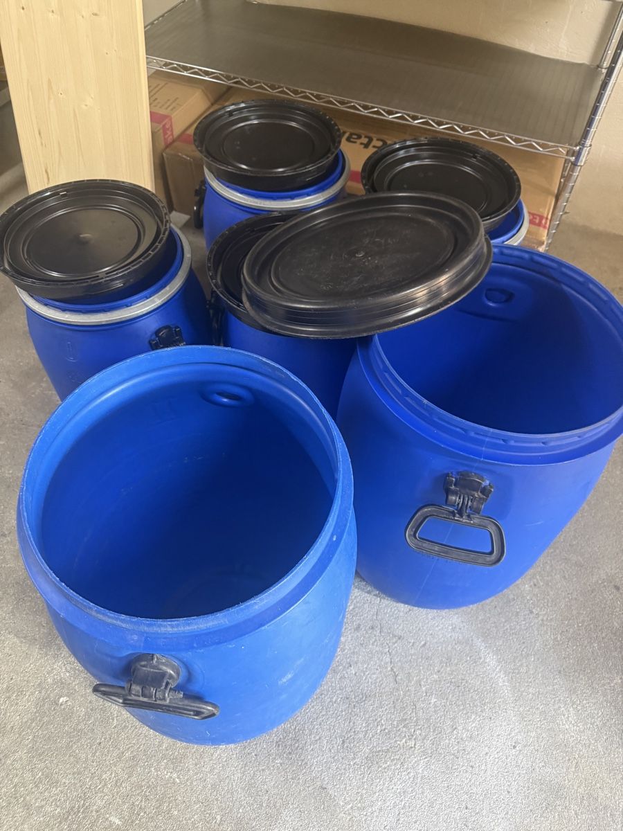 Autres accessoires p. véhicule: Divers tonnneaux en plastique  – D'occasion à Choex par Adri27000