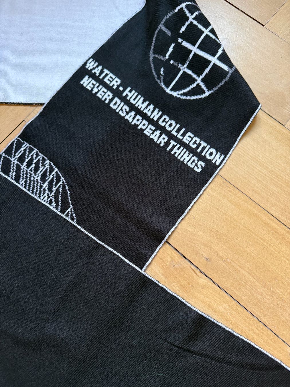 Foulard & Sciarpe: Schal schwarz-weiss mit Motiven – Usato da Zürich venduto da Diazaio 1