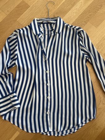 Zara satin Bluse blau weiß 36 perlmuttknopfe