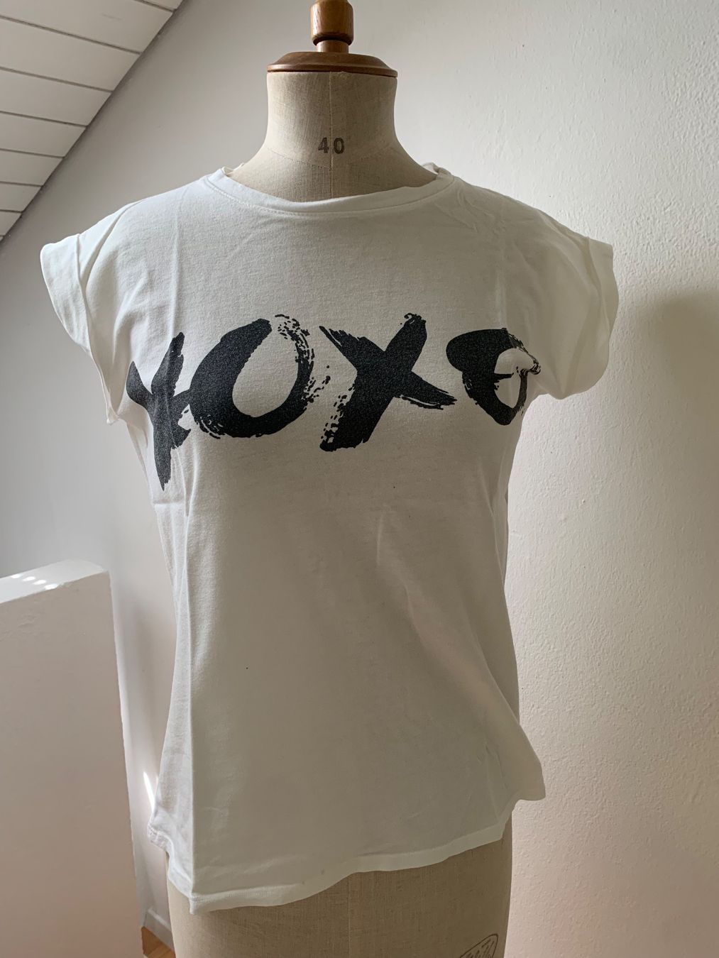 T-shirt: xoxo T-Shirt – Usato da Ennetbaden venduto da usemiste