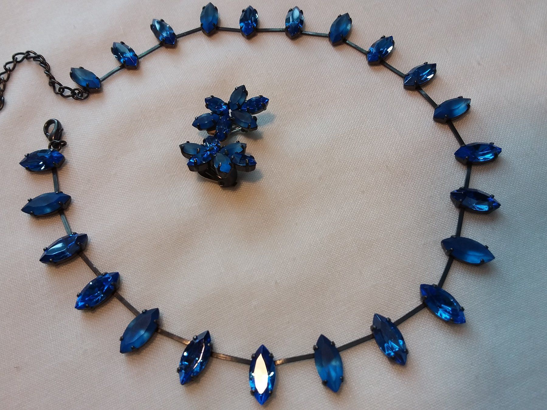 Ketten: Blaues Schmuck Set, Ohrclips mit Collier, Glas, 60er – Gebraucht aus Zürich von sanwit 1
