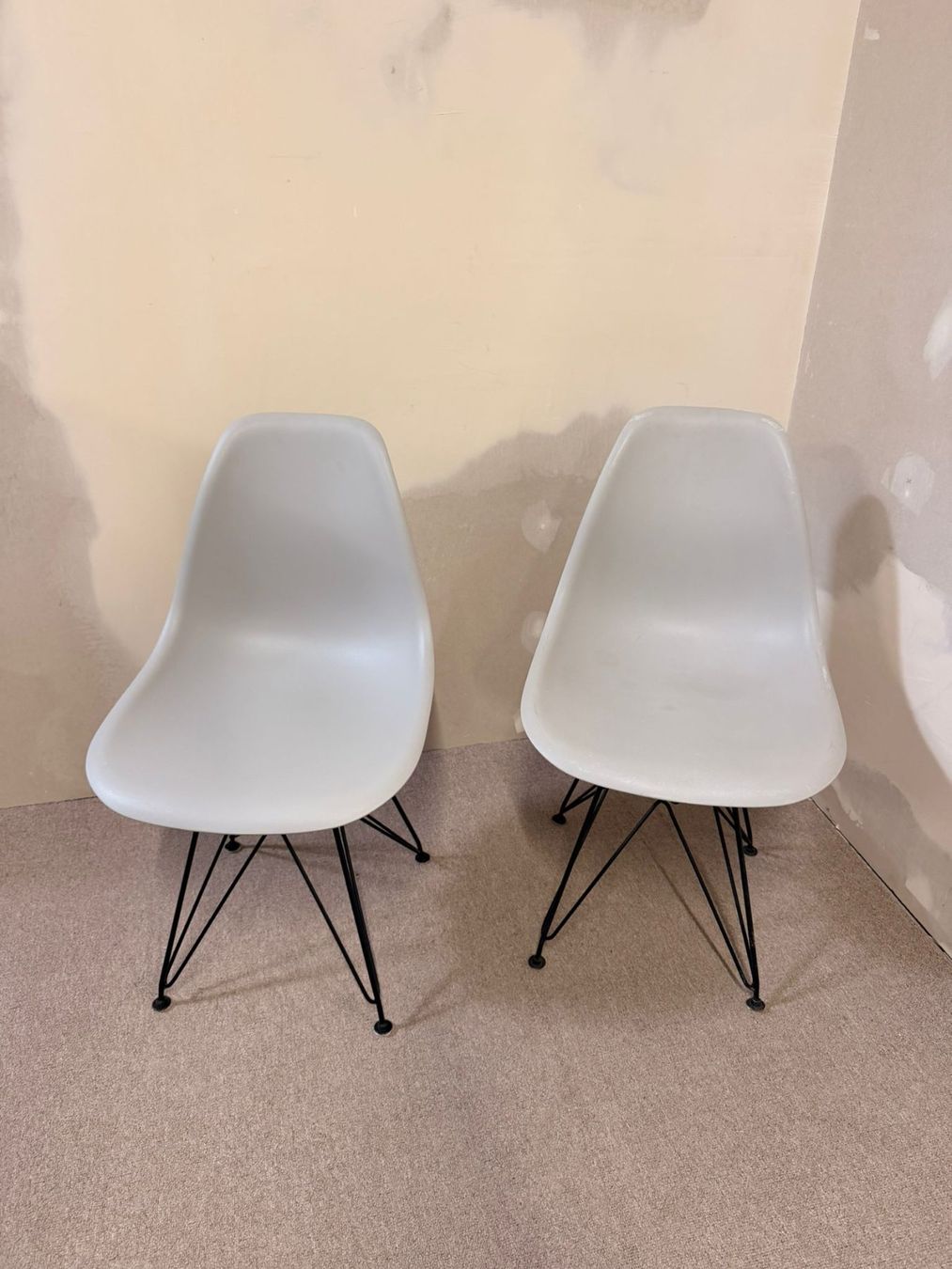 Stühle: 2er Set Schalenstuhl hellgrau ähnlich wie Vitra Eames Stühle – Gebraucht aus Rickenbach ZH von Der-Insider 7