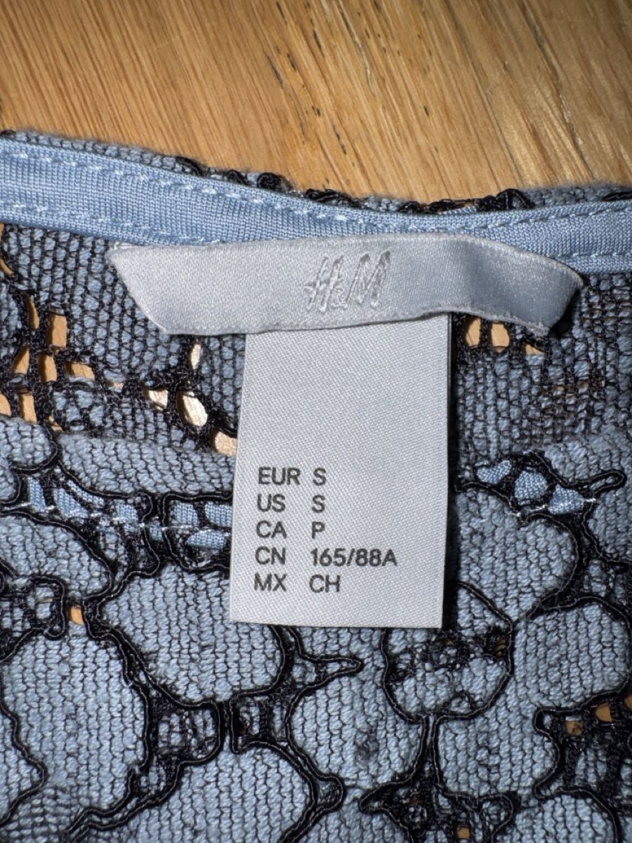 H&M Top: H&M Spitzen-Shirt, hellblau/schwarz,  Gr. S – Usato da Zürich venduto da szityu 1