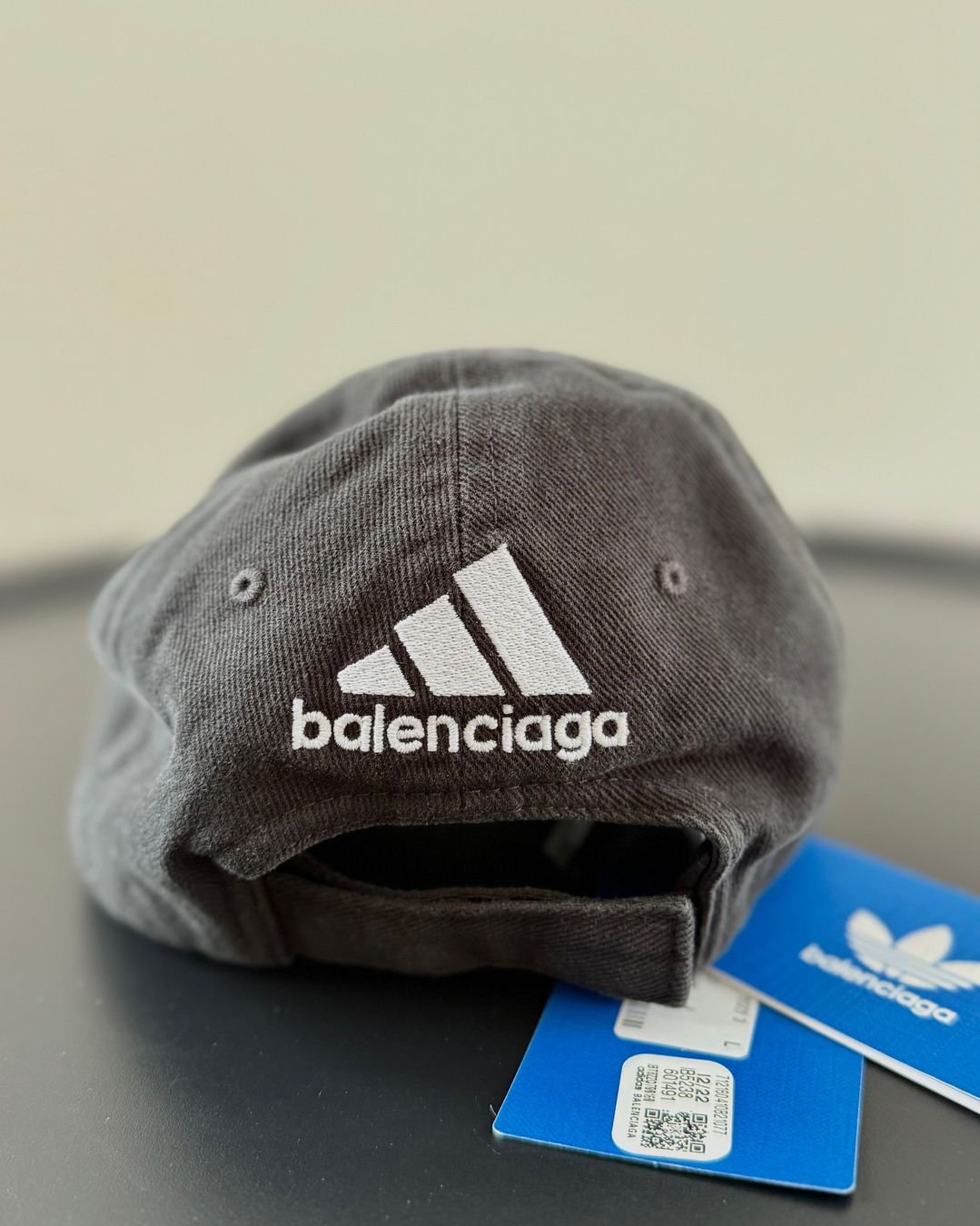 Balenciaga Copricapi, berretti & cappellini: Balenciaga X Adidas Cap – Nuovo (secondo la descrizione) da Kilchberg ZH venduto da LuxuryVault 2