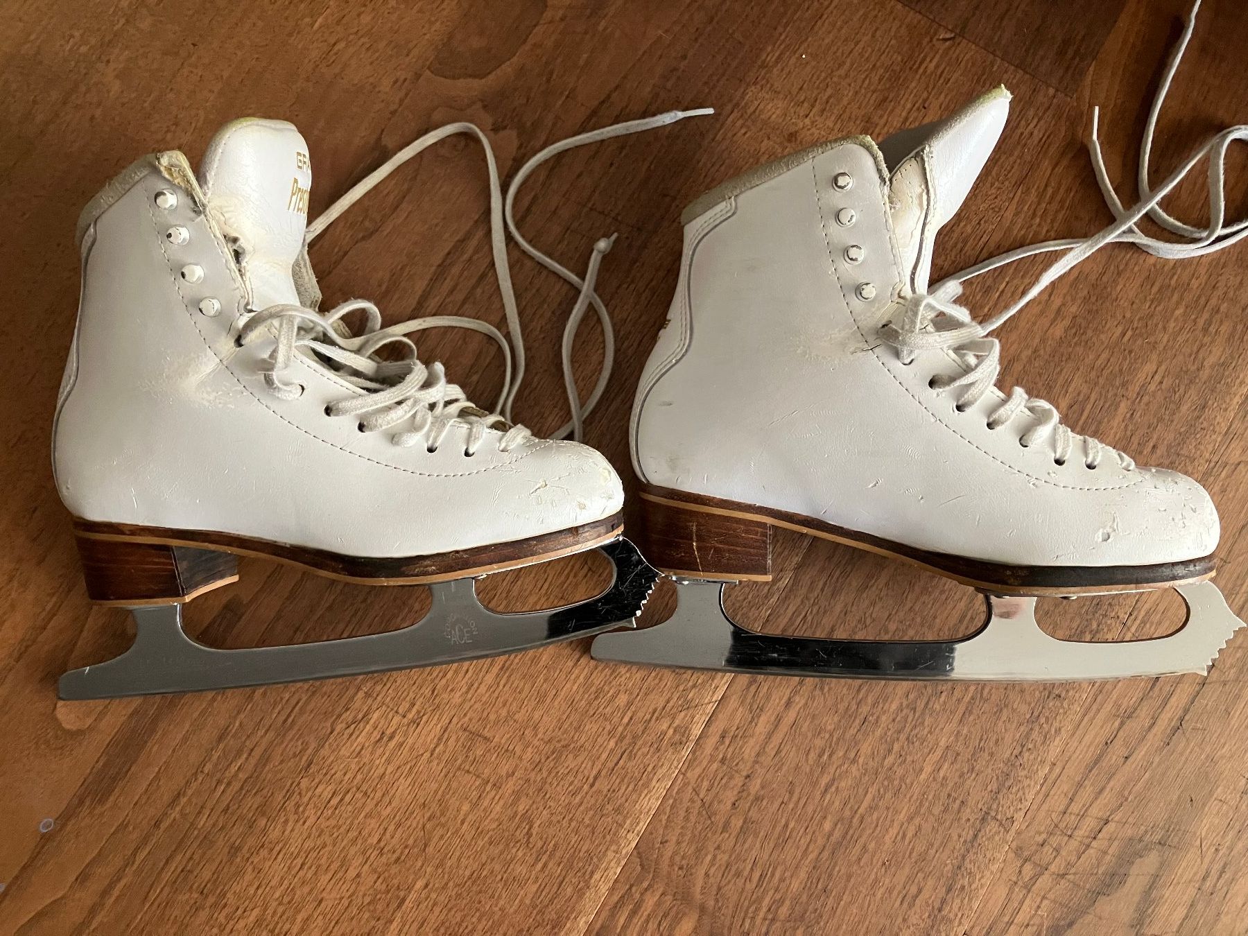Graf Schlittschuhe: Graf Prestige Eiskunstlaufschuhe - Grösse M 4 1/2 – Gebraucht aus Rueschlikon von markforce